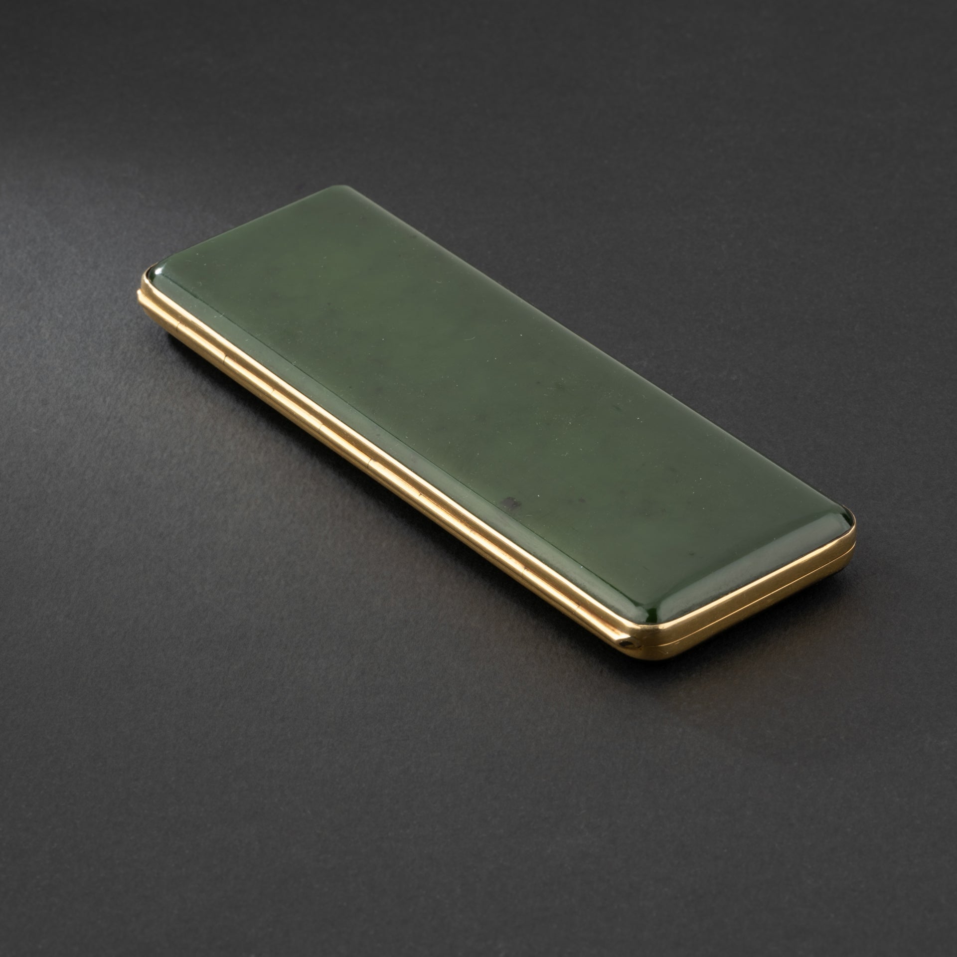 Etui à cigarettes en or jaune et jade néphrite. Frank HYAMS LTD