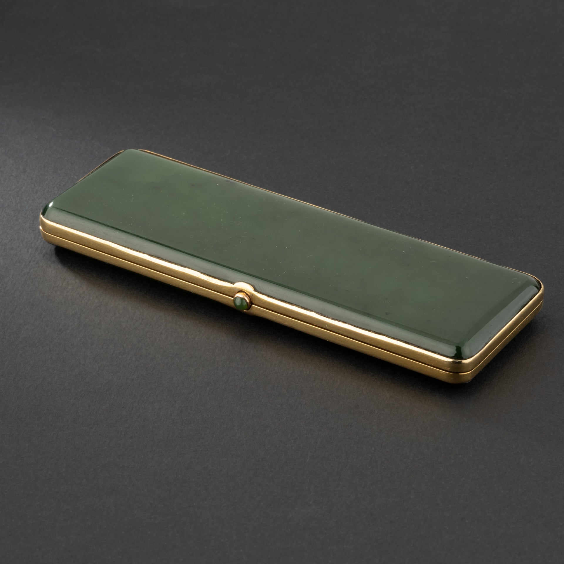 Etui à cigarettes en or jaune et jade néphrite. Frank HYAMS LTD