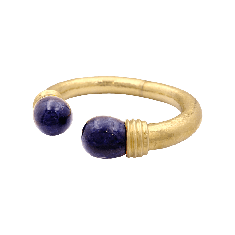 Bracelet jonc Ilias Lalaounis, collection "Neolithic", en or jaune martelé et sodalite.