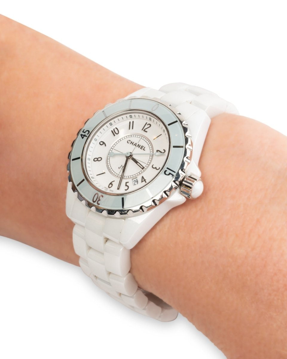 Montre Chanel J12 Edition limitée Lunette Bleue céramique blanche - Maison Eloe