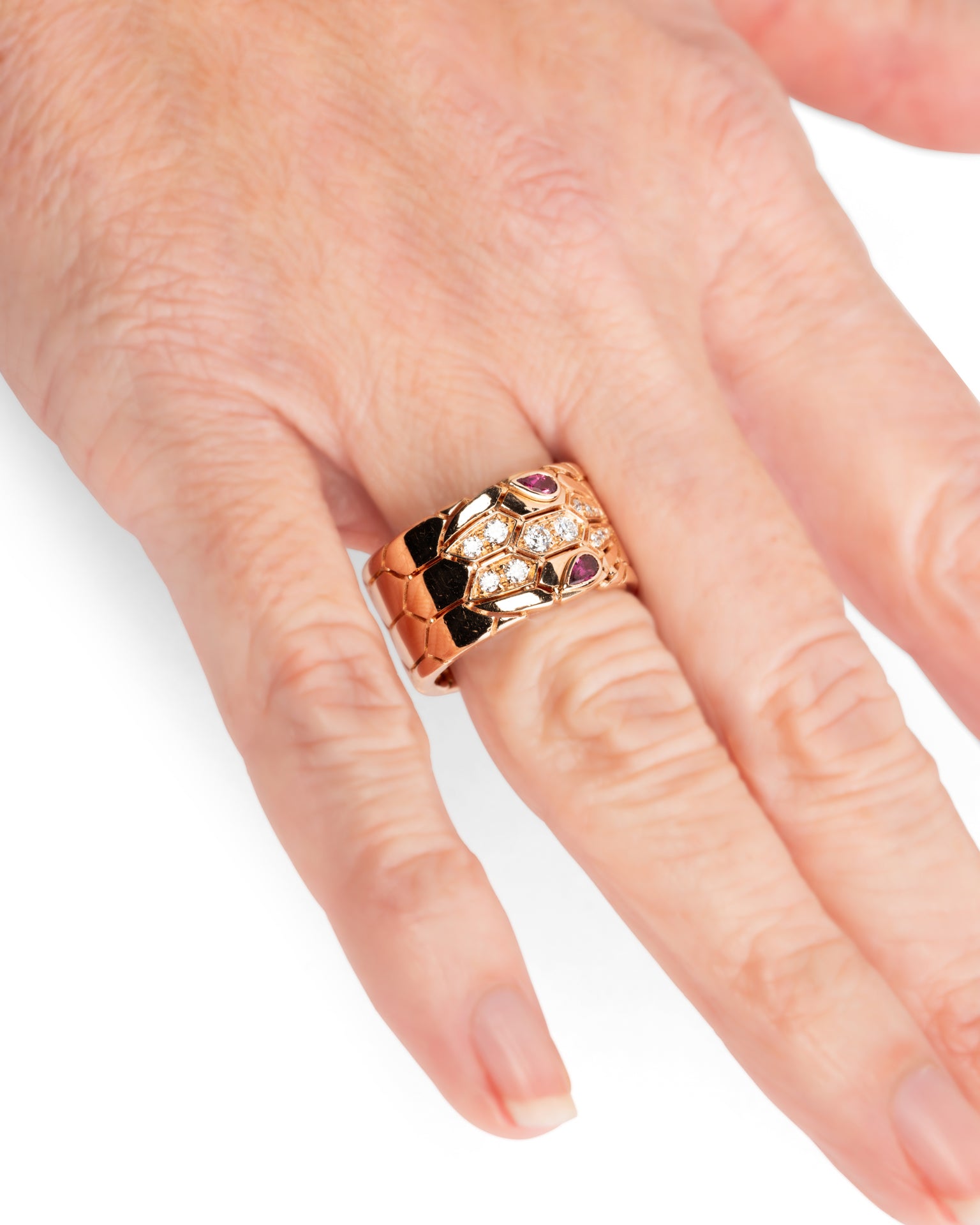 photo portée main de Bague Bvlgari Serpenti Or Rose Diamants Tourmalines occasion vers 2016