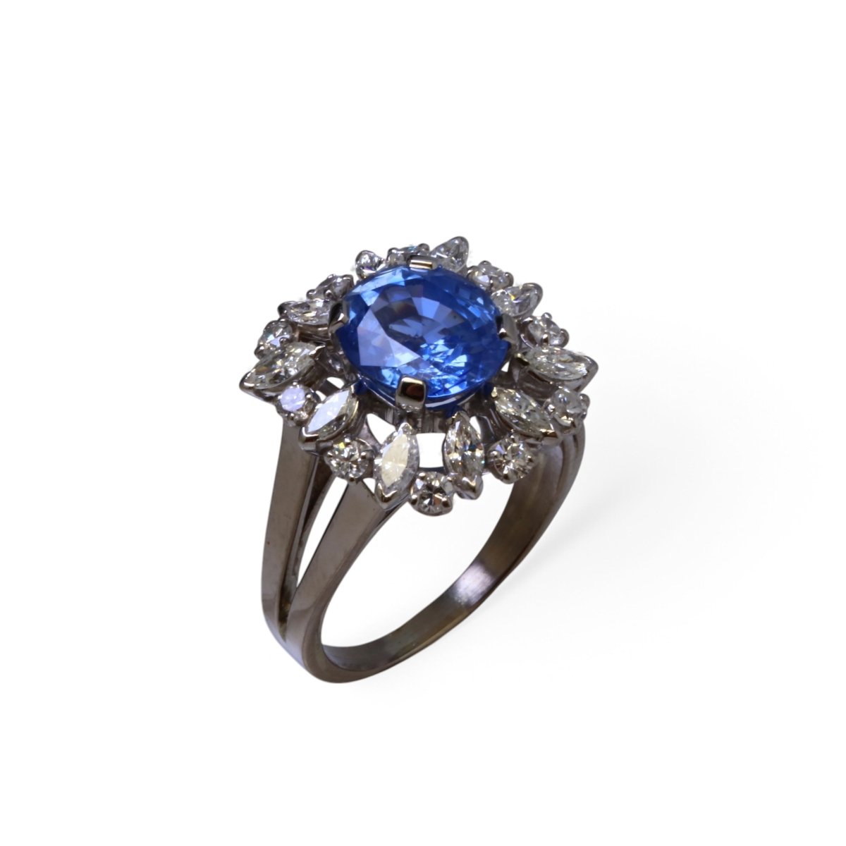 Bague en or blanc, saphir naturel et diamants. - Maison Eloe