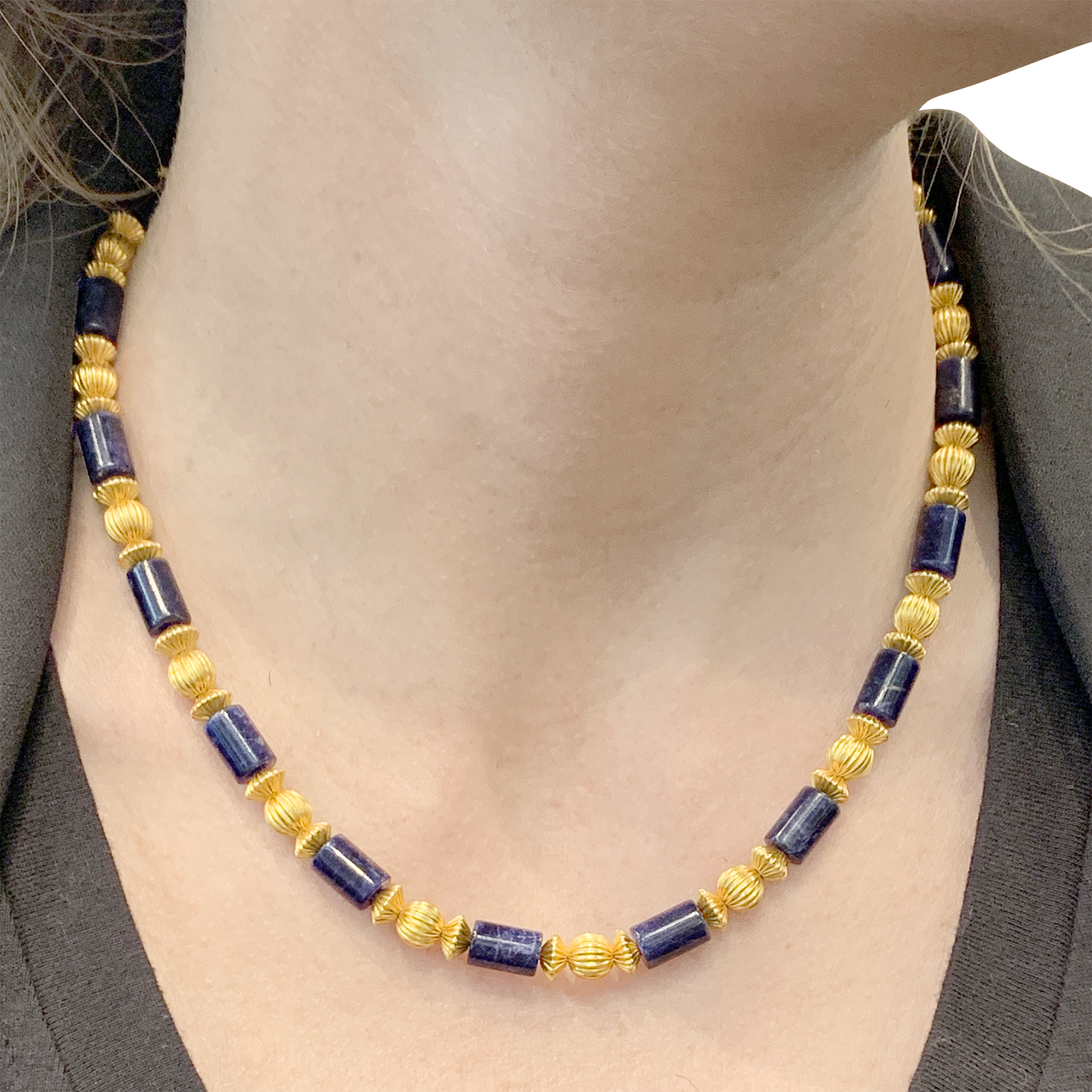 Collier Lalaounis, or jaune, sodalites.