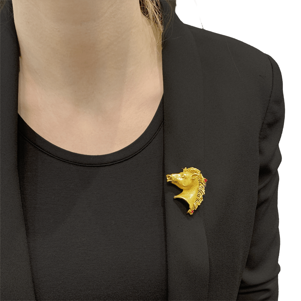 Broche "protomée de cheval", or jaune, diamants, rubis, saphir et émeraude.
