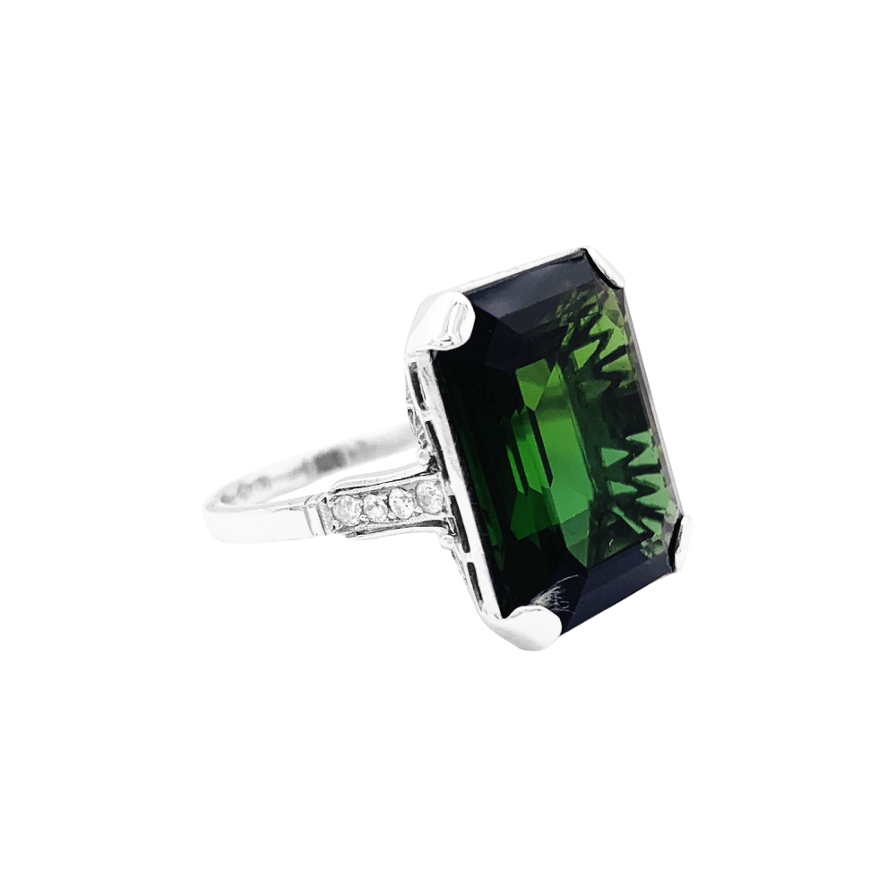 Bague or blanc et platine sertie d'une tourmaline et de diamants.
