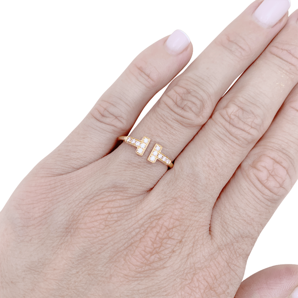 Bague Tiffany & Co, "Wire" collection "Tiffany T" or rose et diamants.