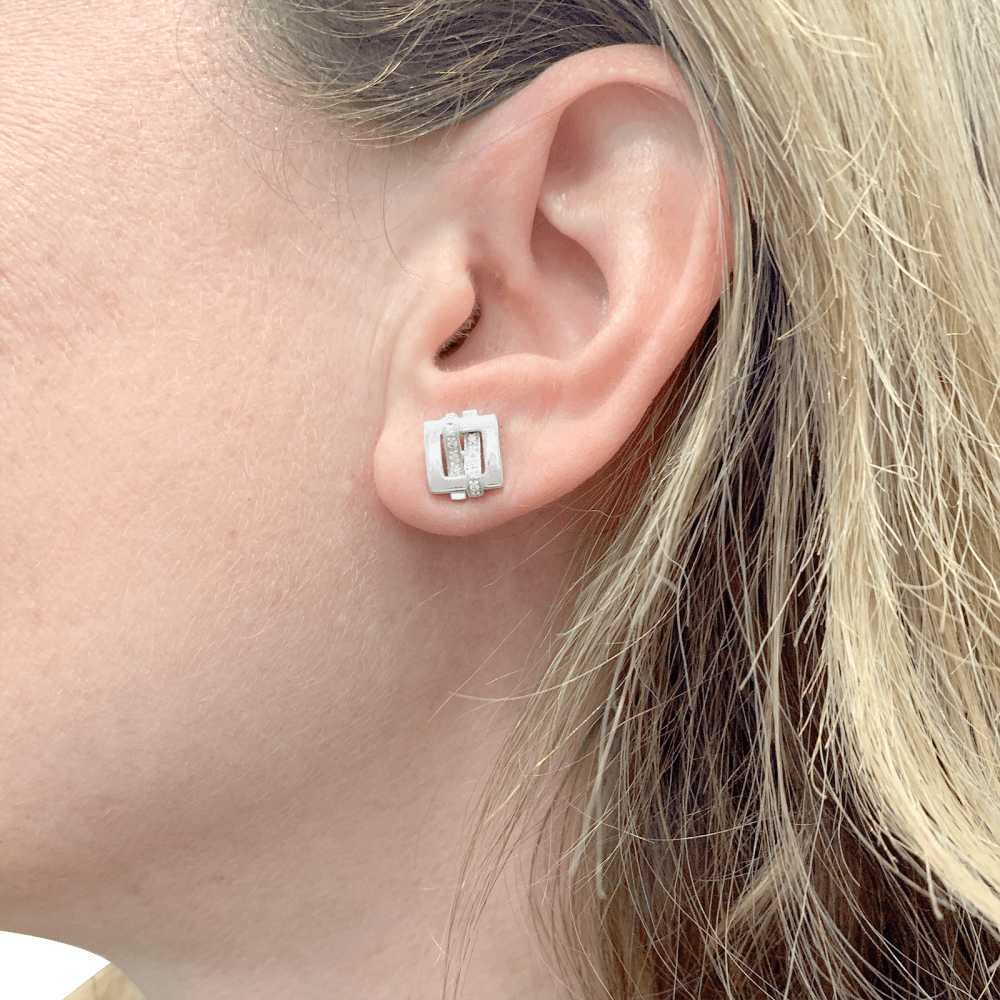 Boucles d'oreilles Boucheron, "Déchaînée", or blanc, diamants.