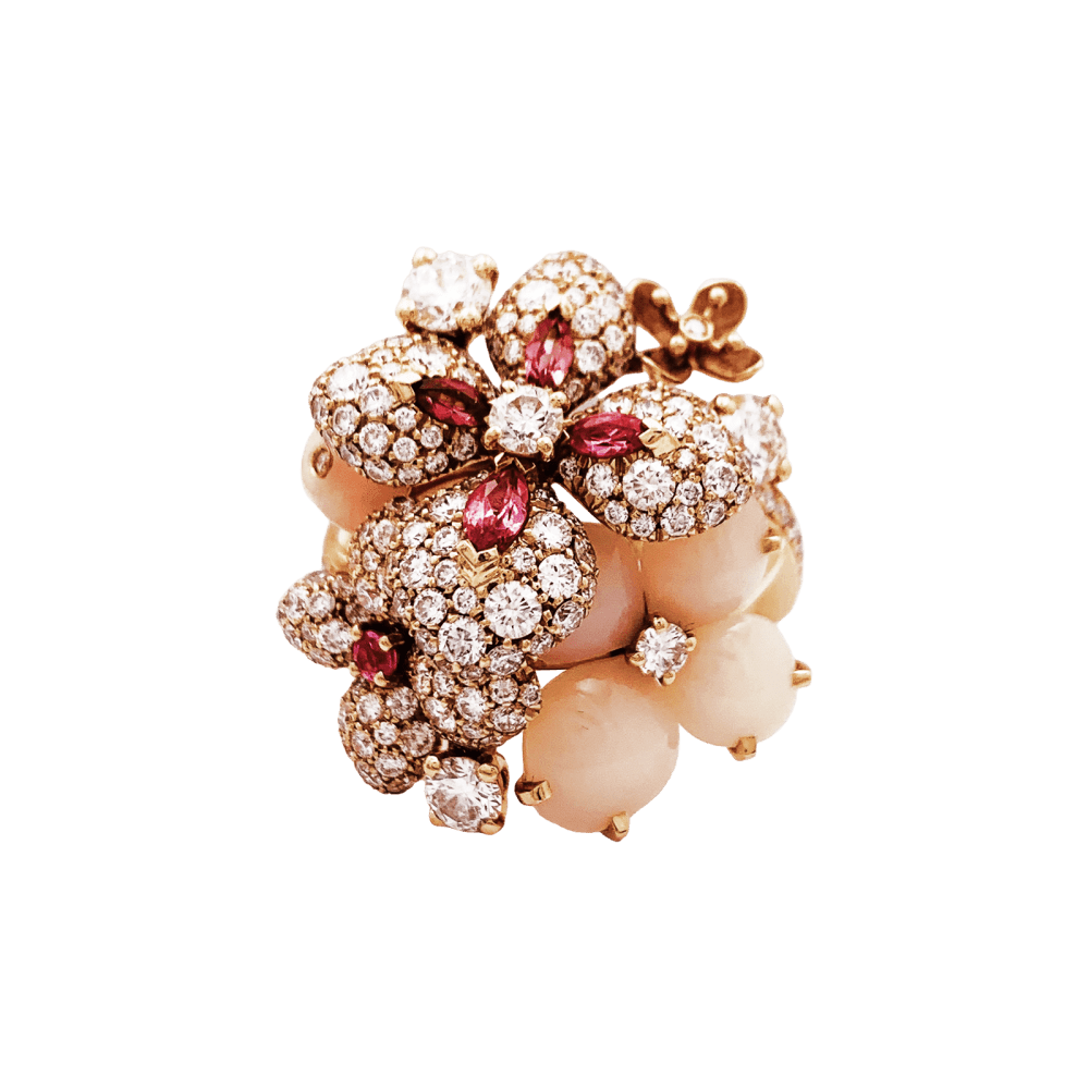 Bague Chaumet, « Hortensia Aube rosée », or rose, diamants, saphir rose et opales roses.