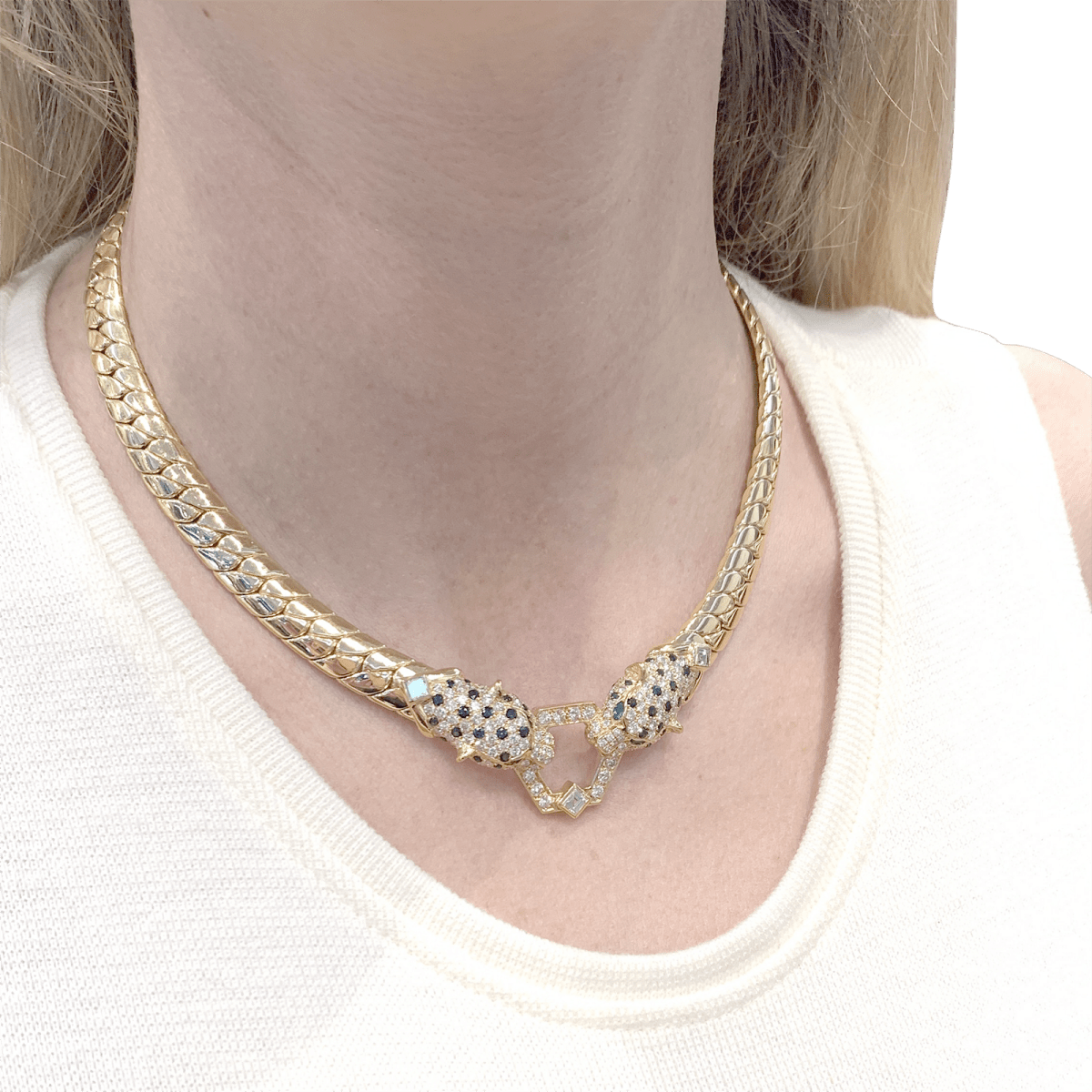 Collier O.J. PERRIN, or jaune, diamants, saphirs et émeraudes. - Maison Eloe