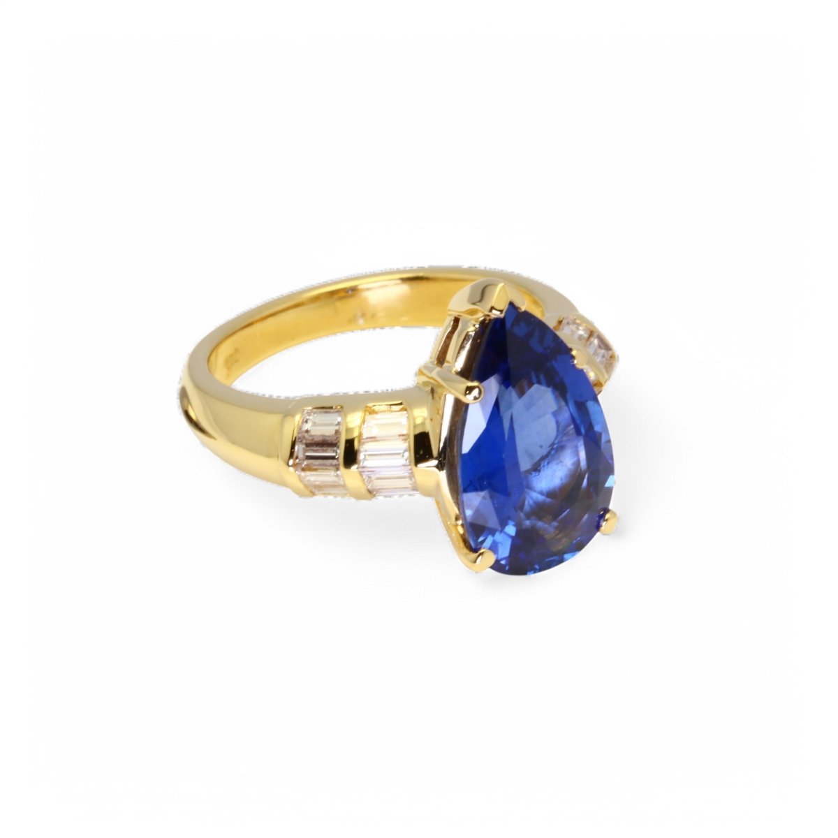 Bague en or jaune ornée d’un saphir bleu Ceylan et de diamants. - Maison Eloe