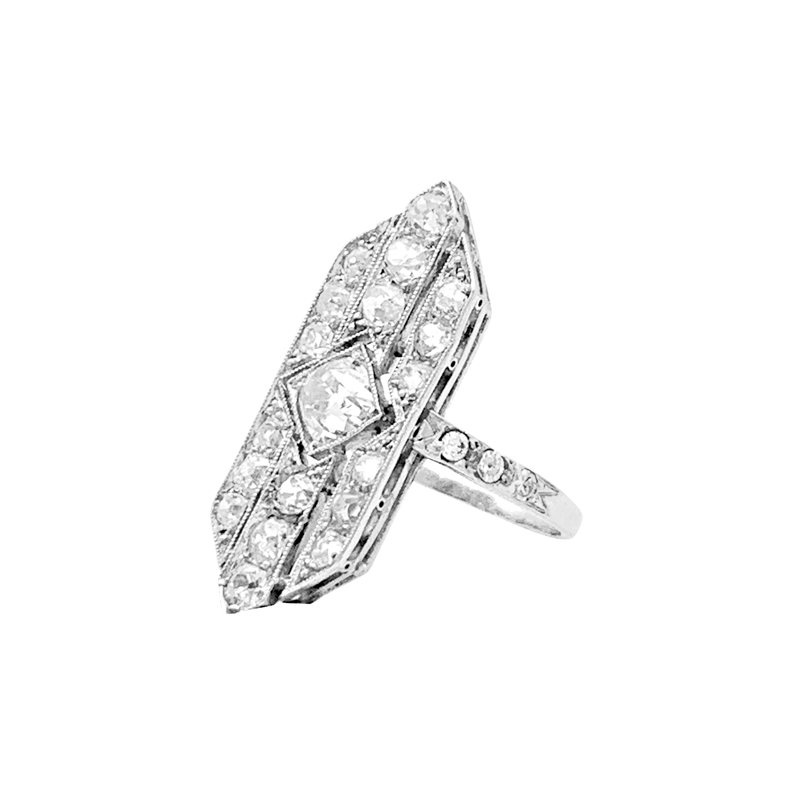 Bague Art Déco, platine et diamants.