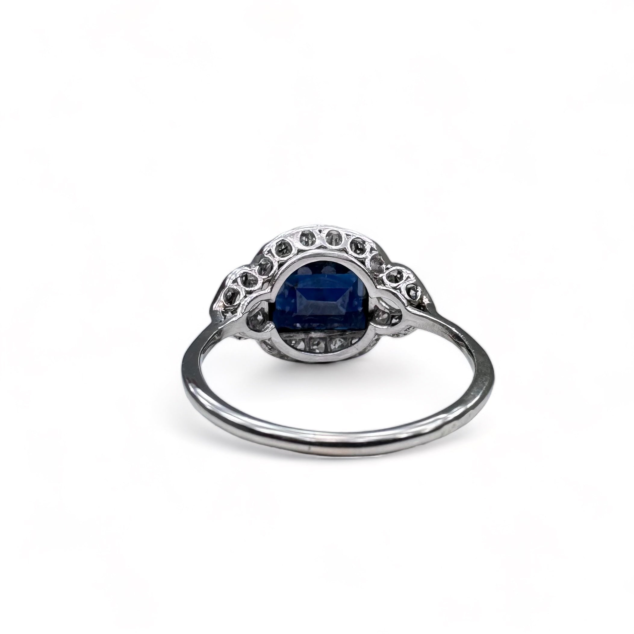 Bague Art-Deco en platine centrée d’un saphir dans un entourage de diamants.