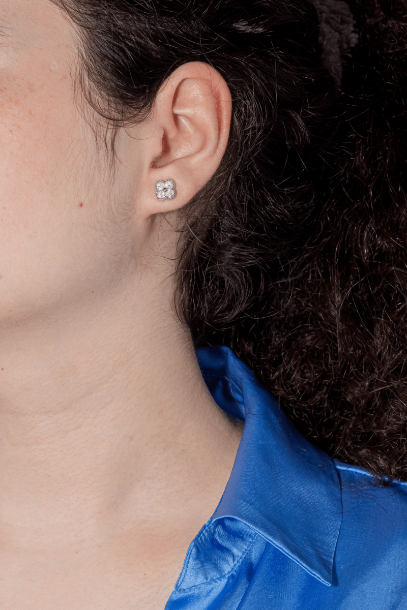 Van Cleef & Arpels Boucles d'oreilles Puces Sweet Alhambra Or blanc Diamant - Maison Eloe