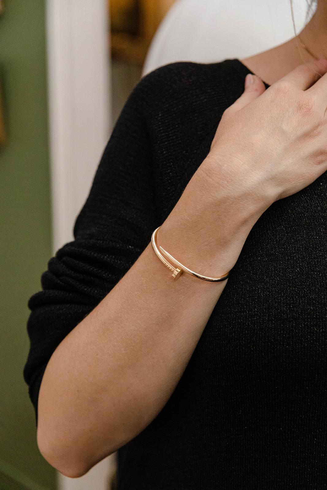 Cartier photo du Bracelet Juste un clou porté au poignet en Or rose, occasion vendu full set