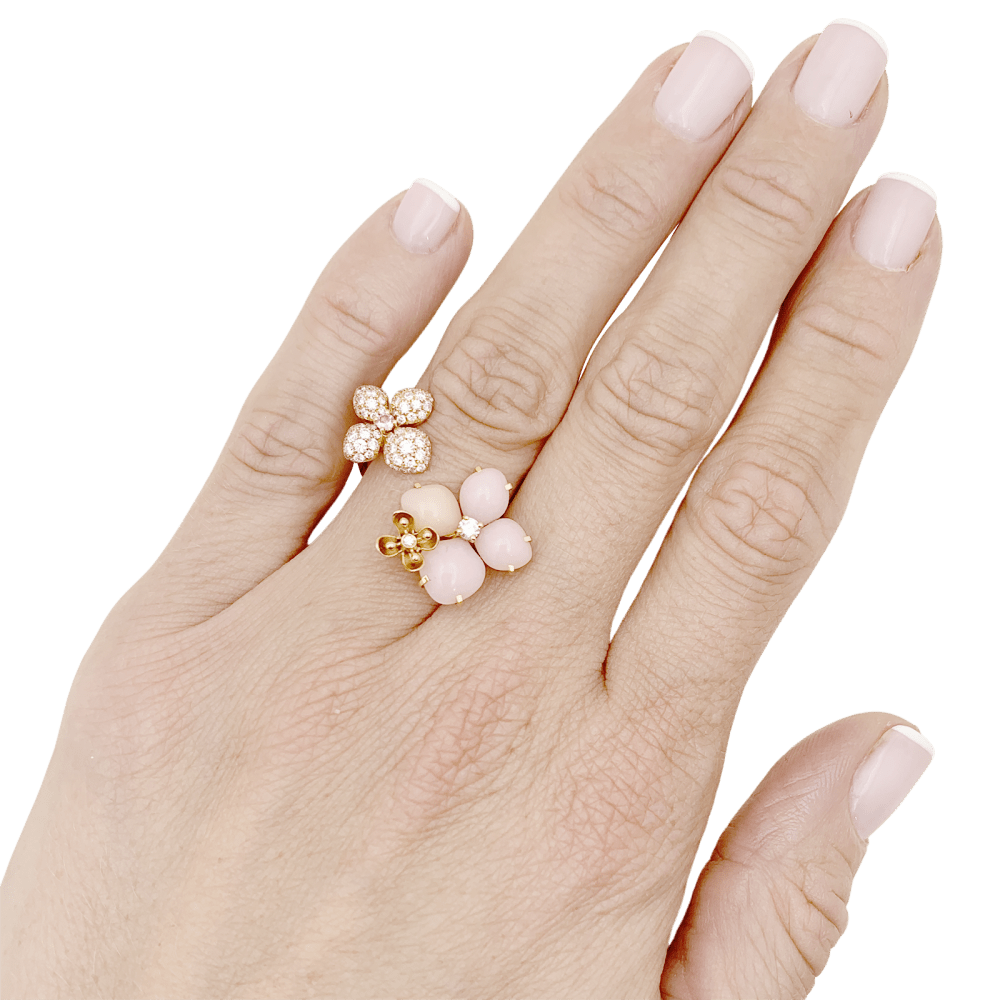 Bague Chaumet, « Hortensia Aube rosée », or rose, diamants, saphir rose et opales roses.