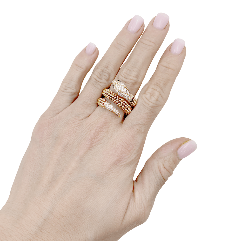Bague Bulgari, "Serpenti" or rose, diamants et onyx.