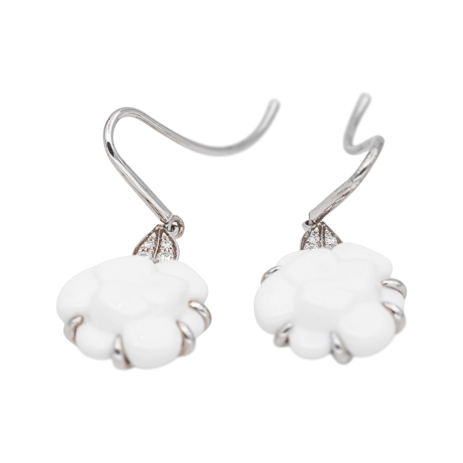 Chanel Boucles d'oreilles Dormeuses Camélia Or blanc Agate, Diamant