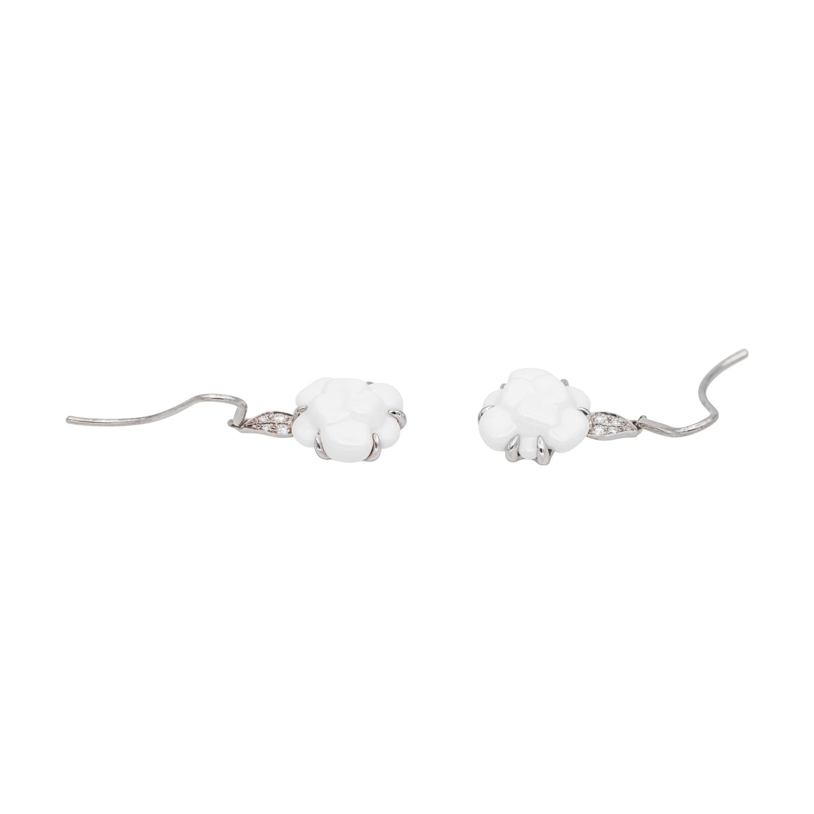 Chanel Boucles d'oreilles Dormeuses Camélia Or blanc Agate, Diamant