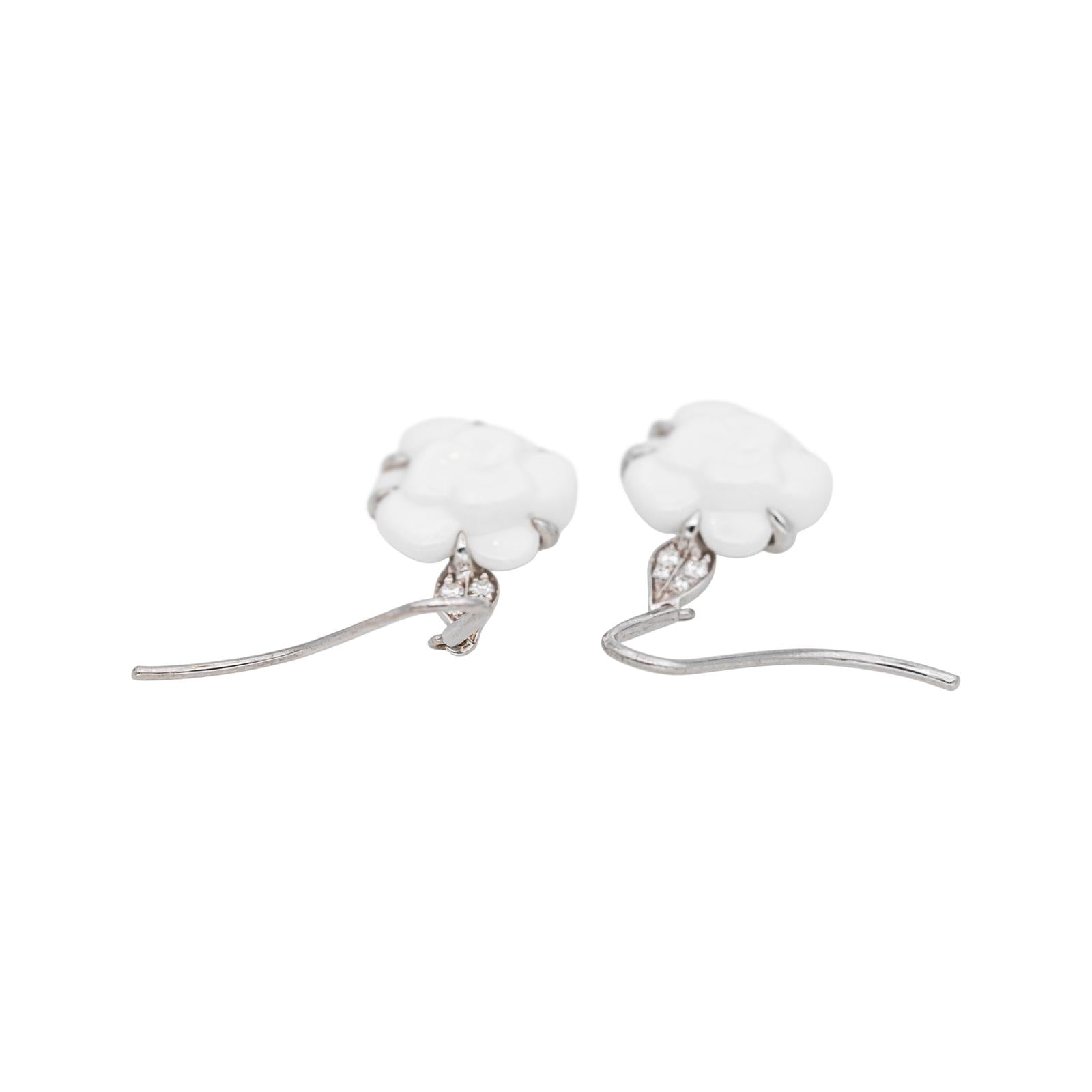 Chanel Boucles d'oreilles Dormeuses Camélia Or blanc Agate, Diamant
