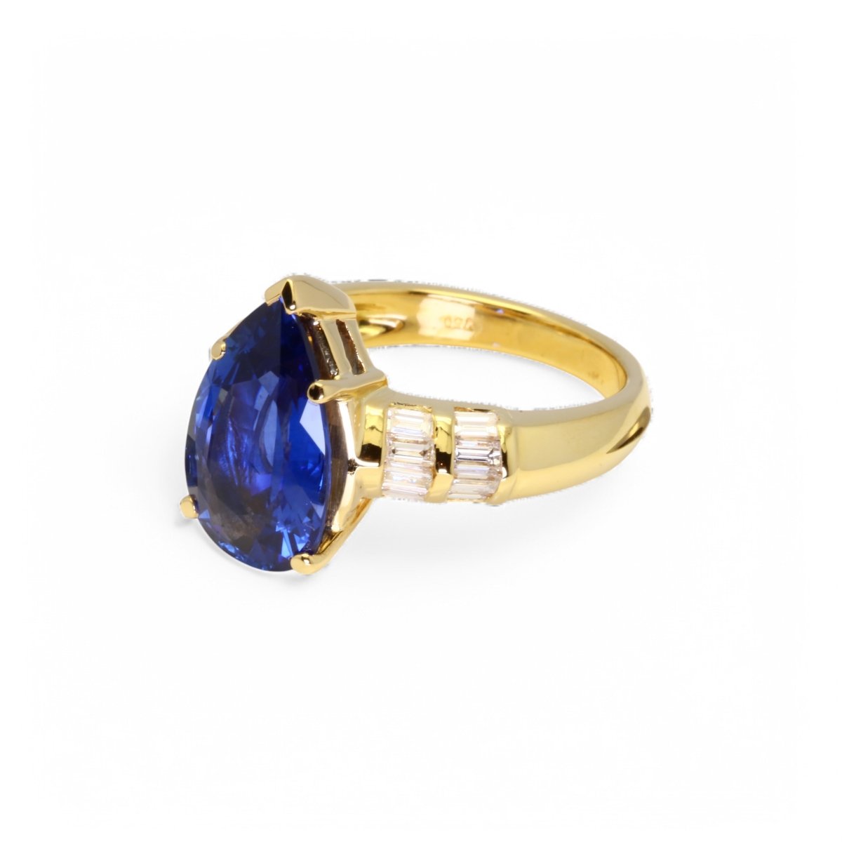 Bague en or jaune ornée d’un saphir bleu Ceylan et de diamants. - Maison Eloe