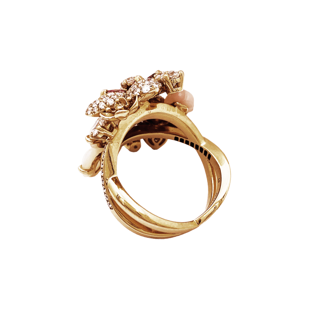 Bague Chaumet, « Hortensia Aube rosée », or rose, diamants, saphir rose et opales roses.