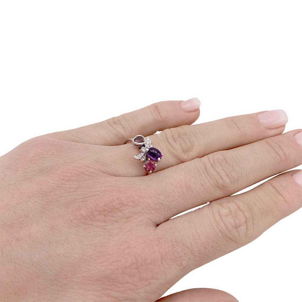 Bague Chaumet, "Attrape-moi...si tu m'aimes", or blanc, améthyste, grenat, diamants.