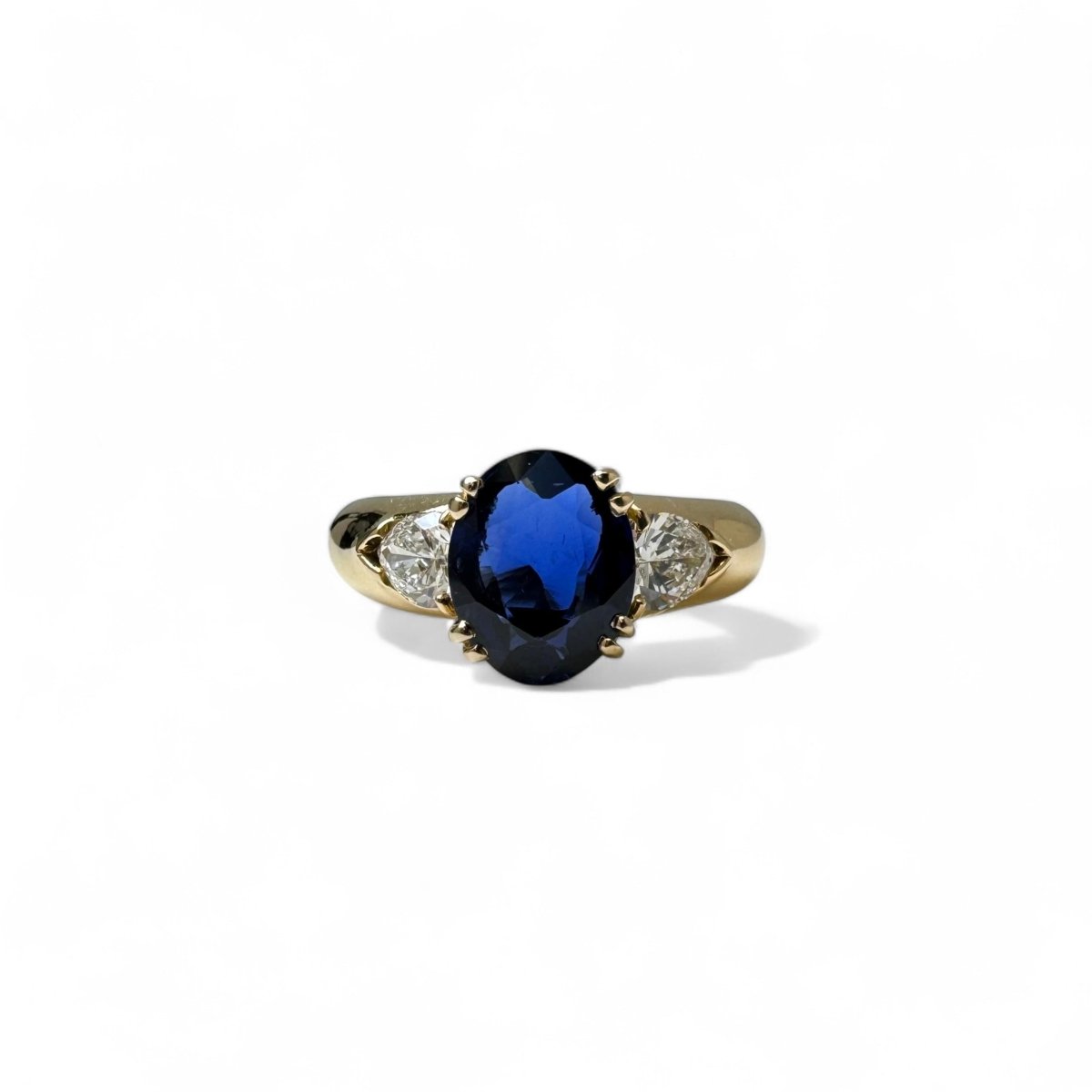 Bague en or jaune, saphir, diamants. - Maison Eloe