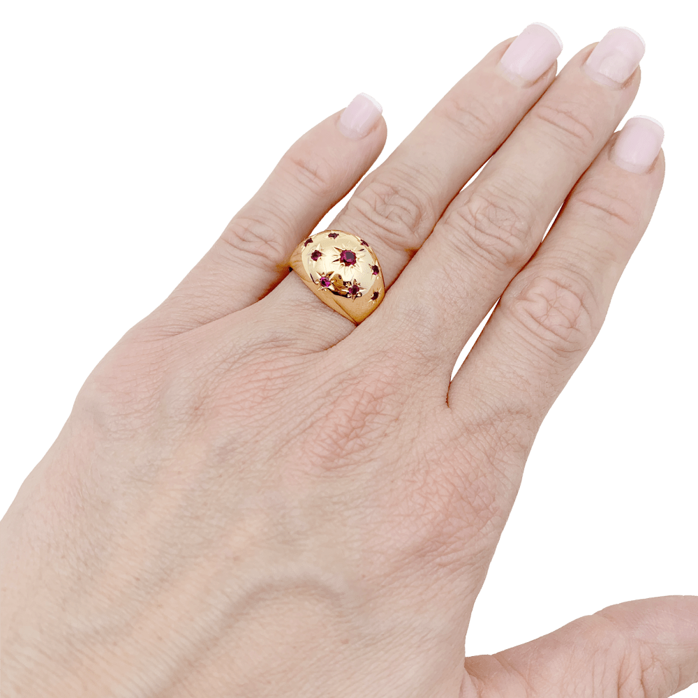 Bague boule vintage, or jaune, pierres rouges.