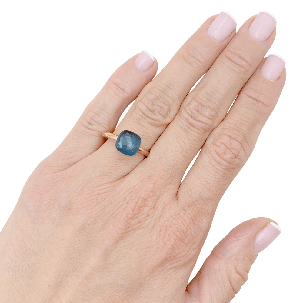 Bague Pomellato, « Nudo Petit», or blanc, or rose, topaze blue London.