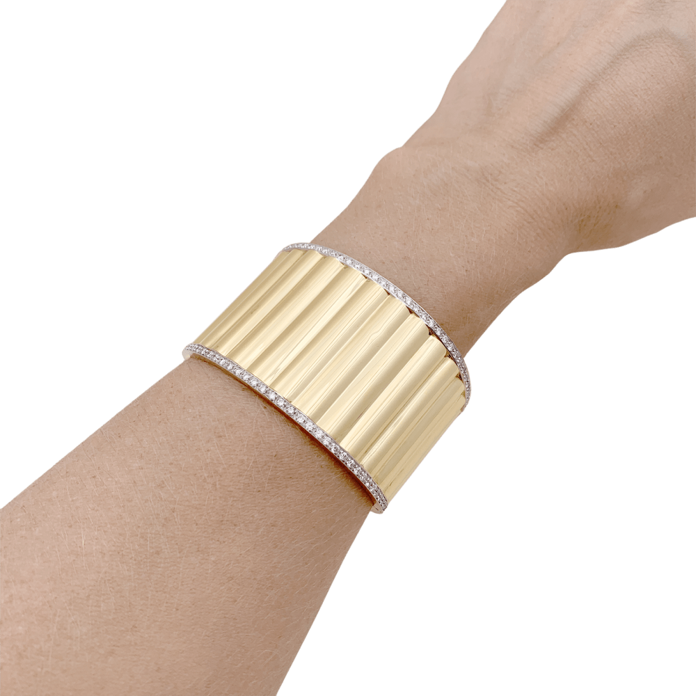Bracelet manchette deux ors et diamants.