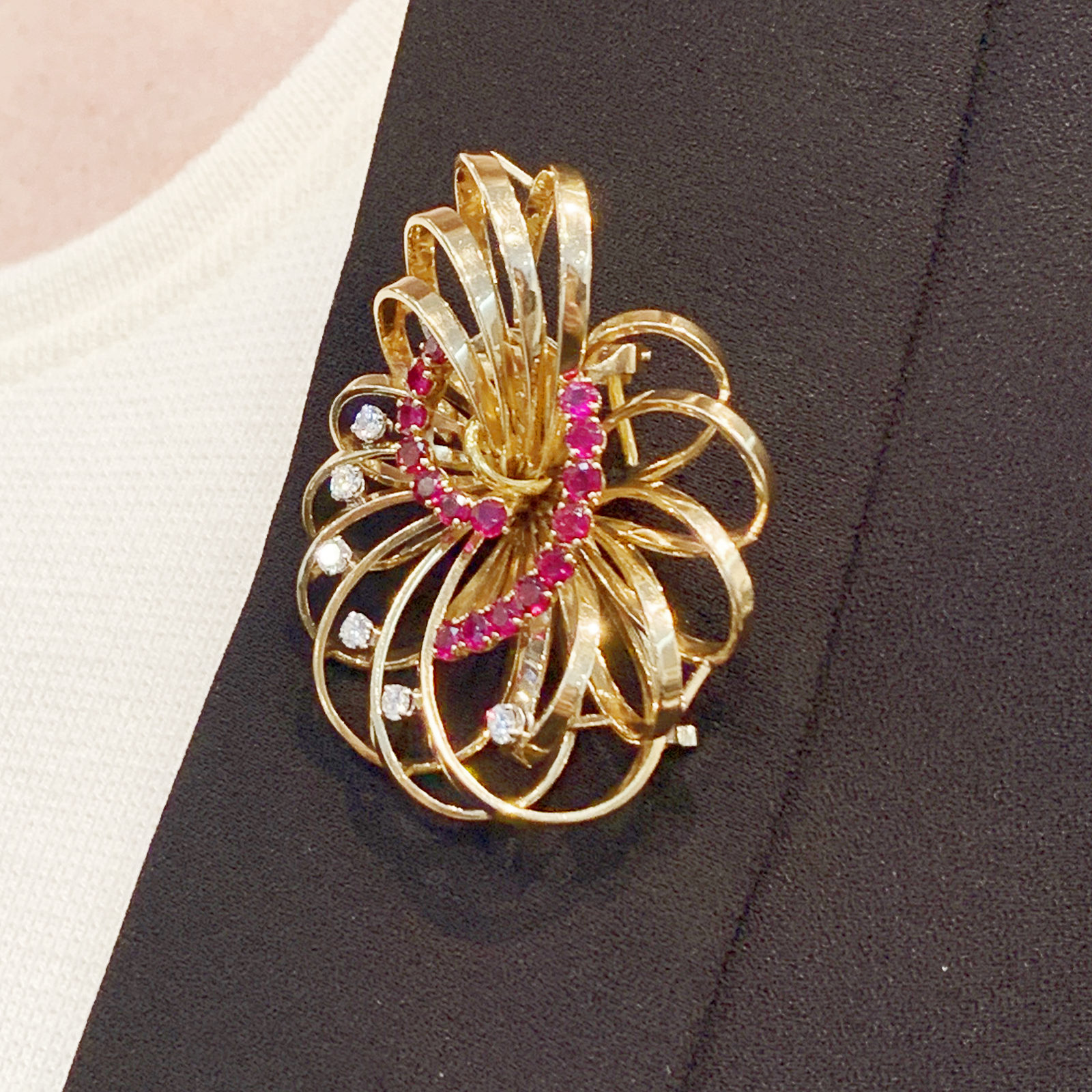 Broche BOUCHERON, or jaune, platine, rubis et diamants.