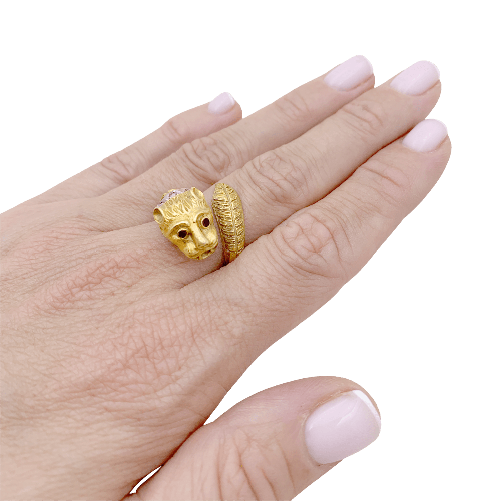 Bague Zolotas, « Tête de Lion » deux ors, diamants et rubis.