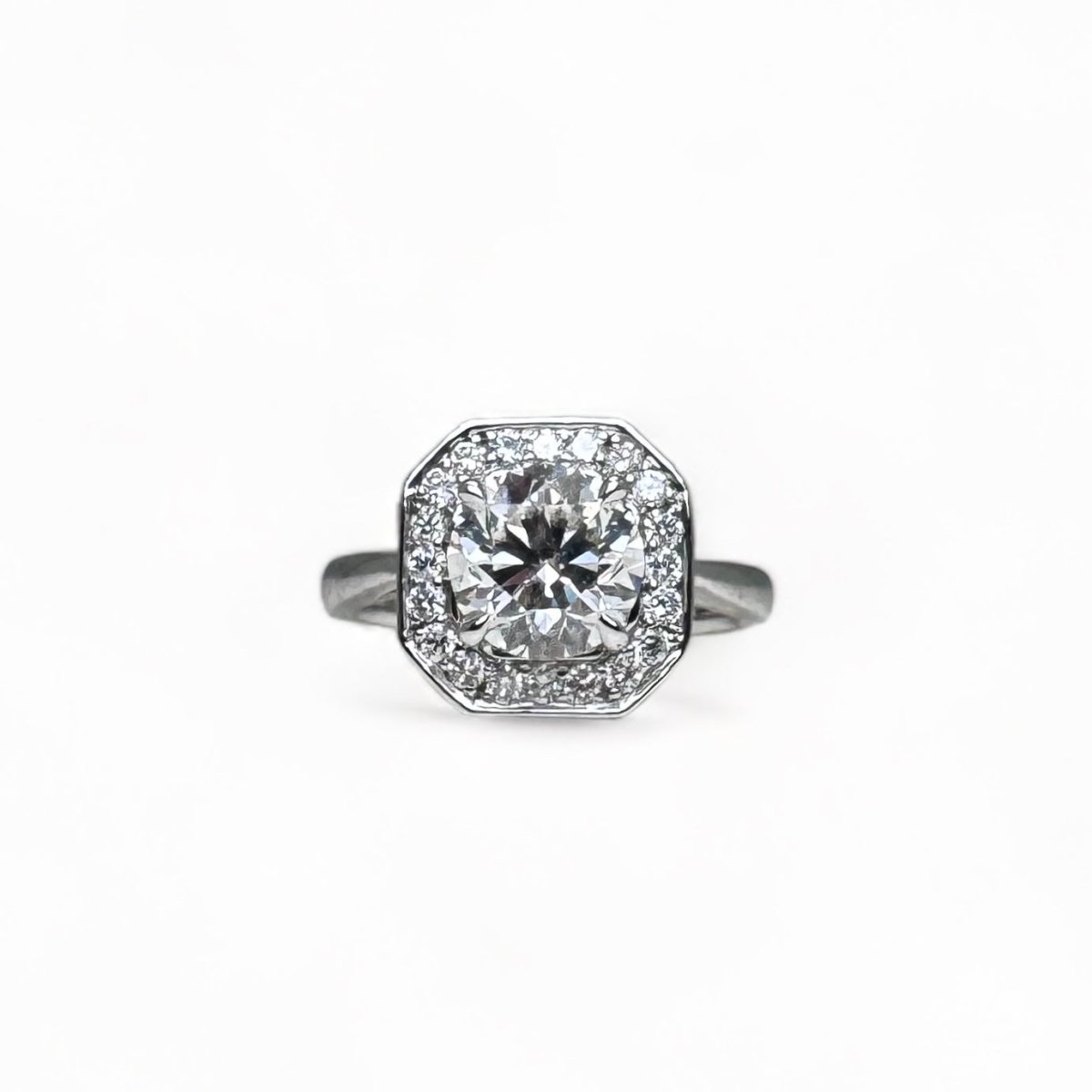 Bague solitaire en or blanc centré d’un diamant de 1,71 carat. - Maison Eloe