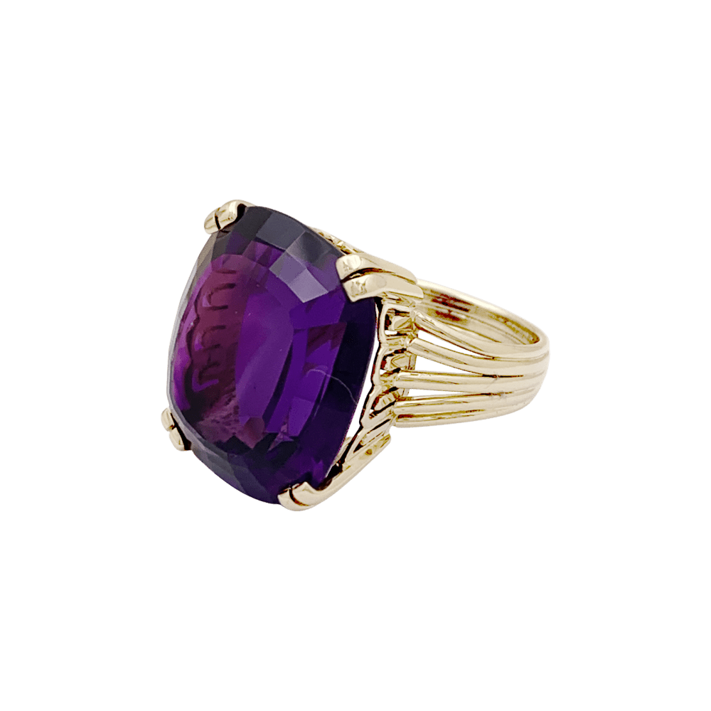Bague or jaune et améthyste.