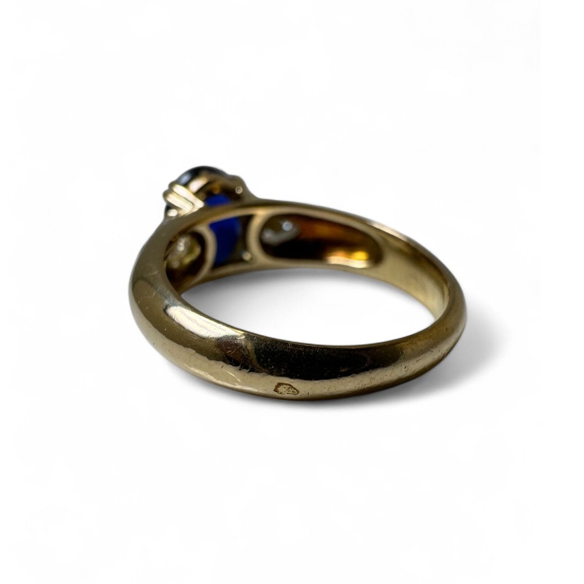 Bague en or jaune, saphir, diamants. - Maison Eloe