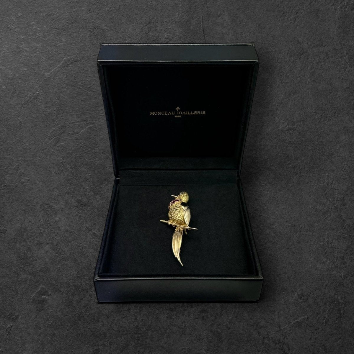 Broche oiseau en or jaune pavée de rubis. - Maison Eloe