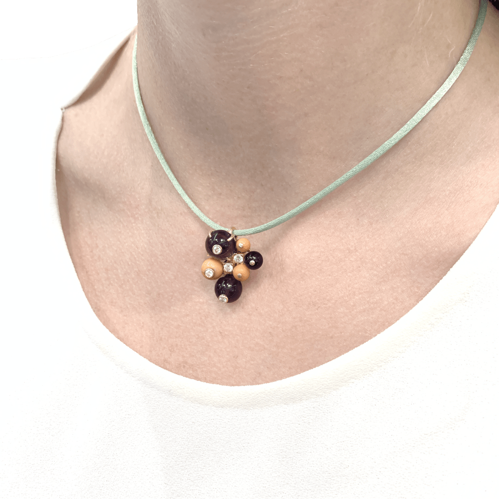 Pendentif Cartier "Délices de Goa" en or jaune, améthystes, corail et diamants.