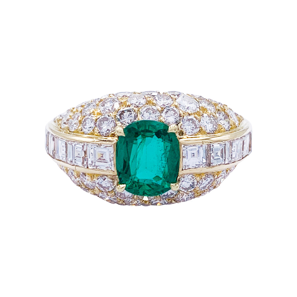 Bague or jaune, émeraude coussin et pavage diamants.