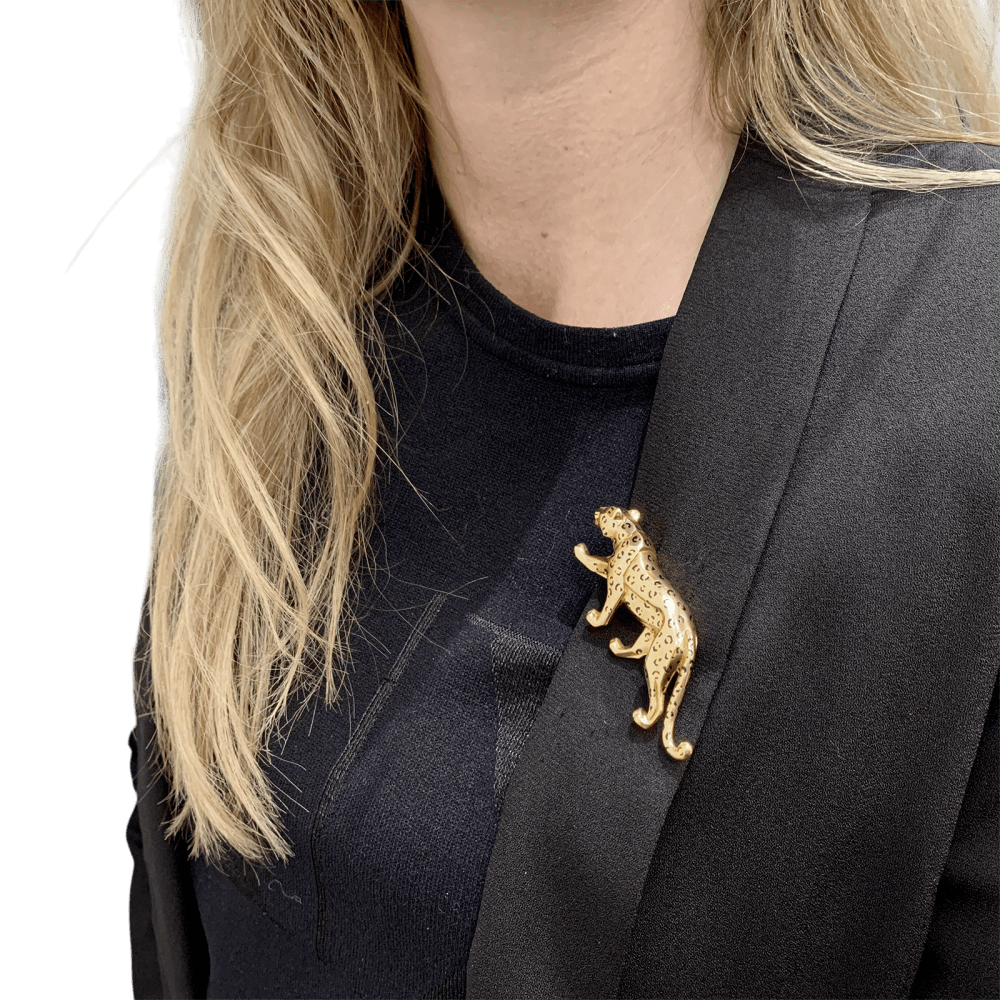 Broche Cartier, "Panthère", or jaune, émail, émeraudes.