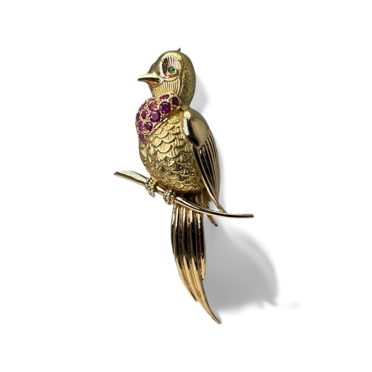 Broche oiseau en or jaune pavée de rubis. - Maison Eloe