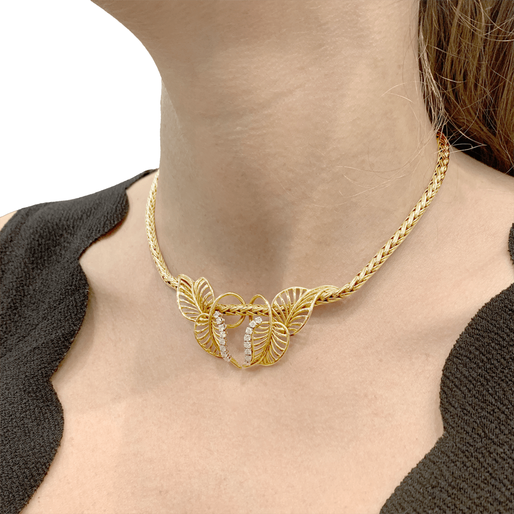 Collier "feuillages" or jaune et diamants.