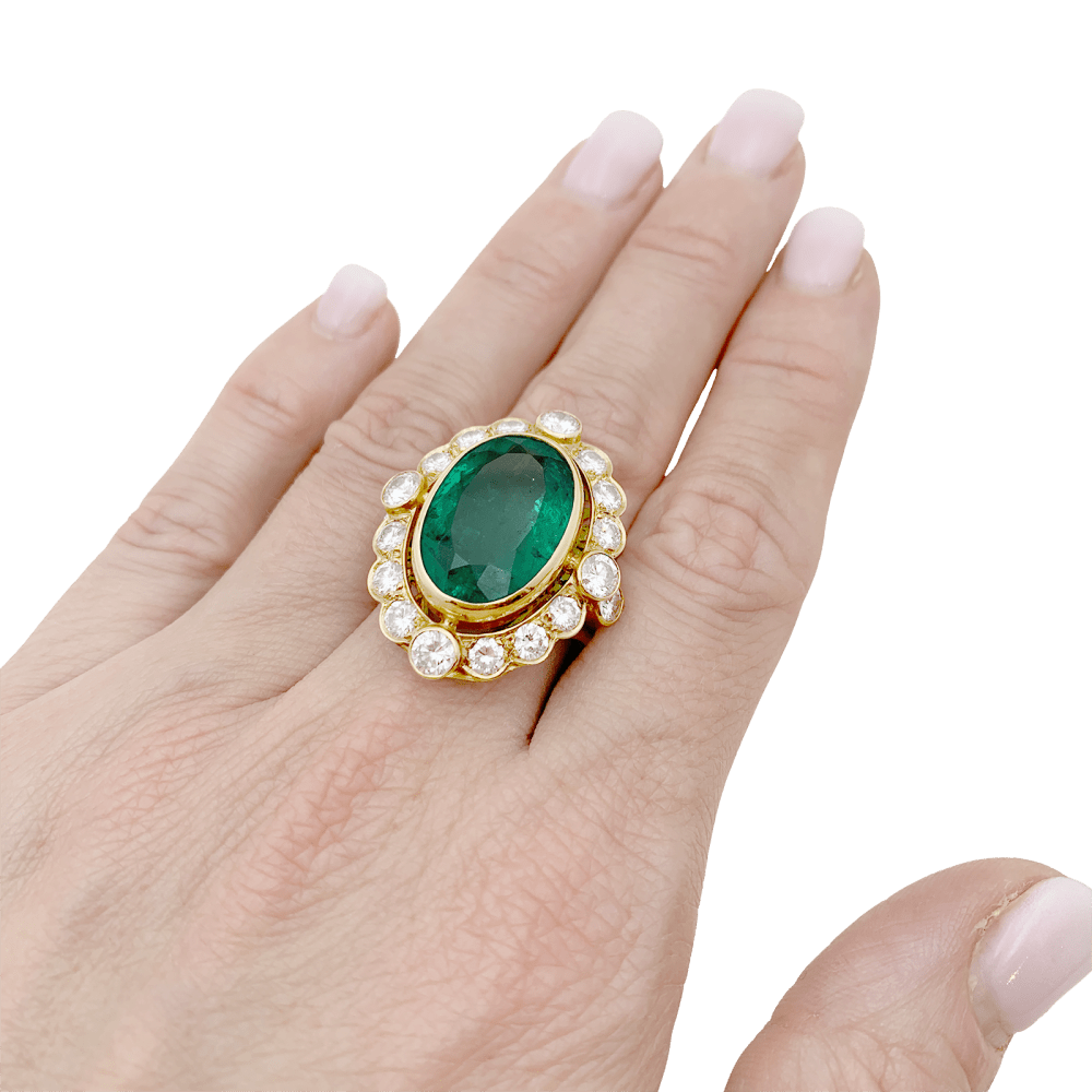 Bague or jaune, émeraude et diamants.