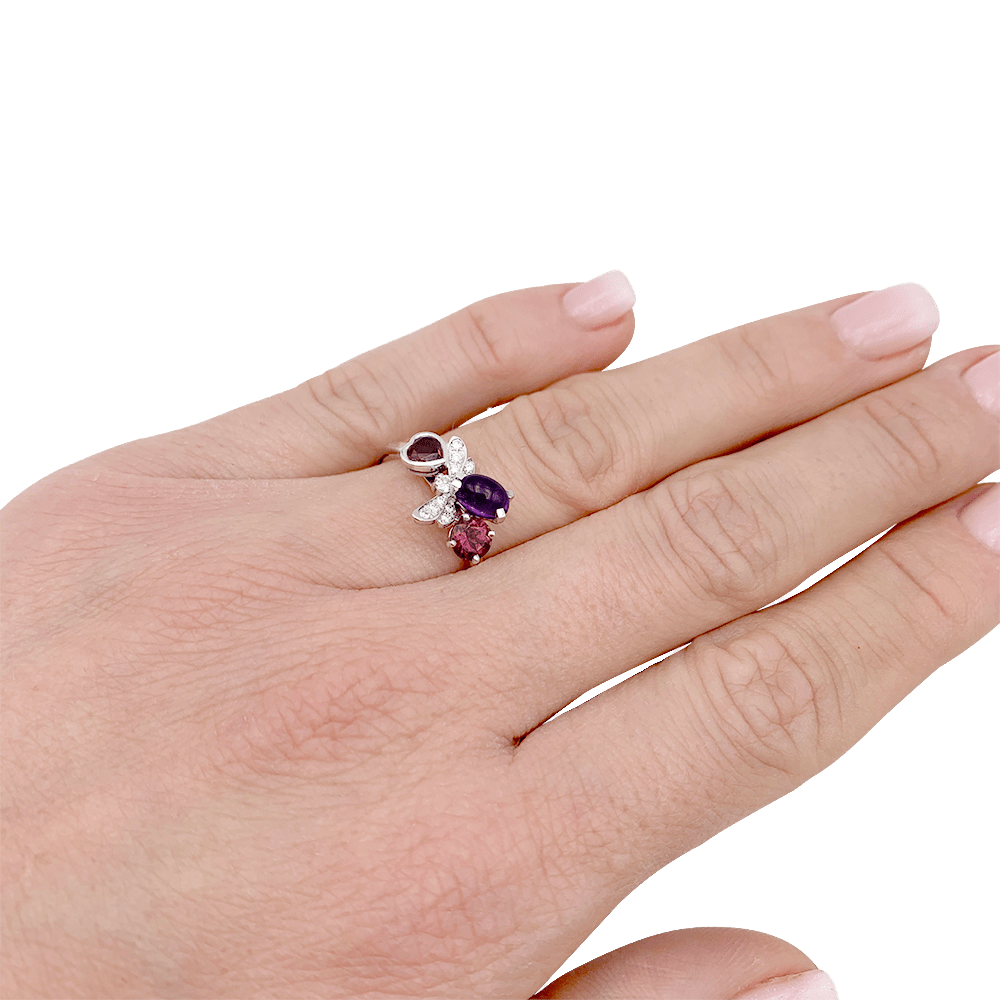 Bague Chaumet, "Attrape-moi...si tu m'aimes", or blanc, améthyste, grenat, diamants.