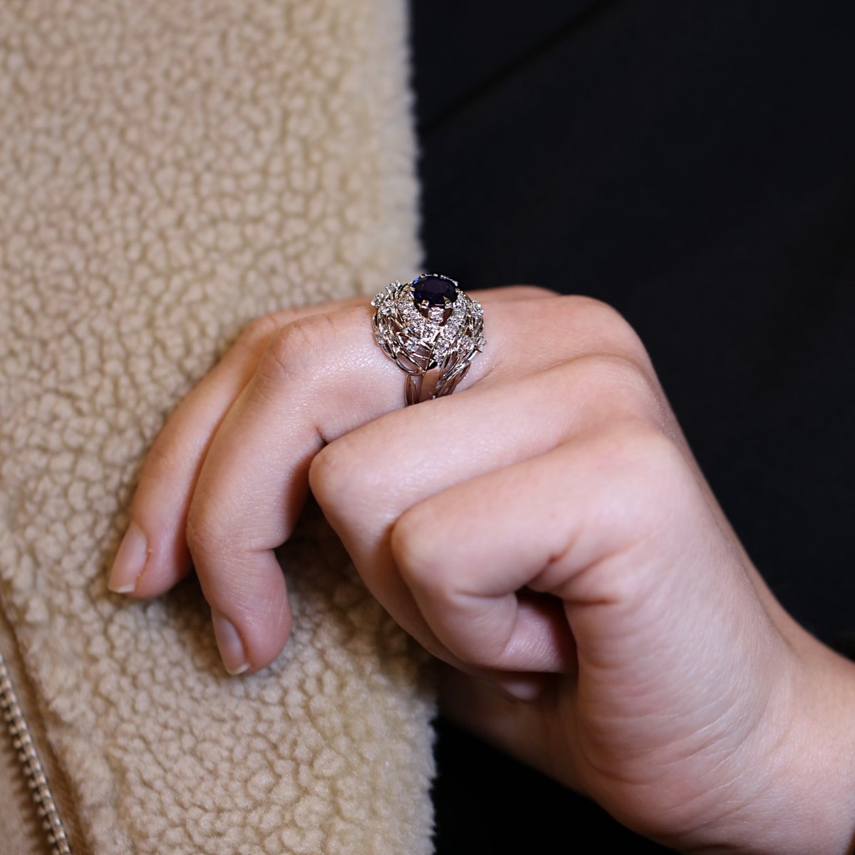 Bague dôme ornée d’un saphir bleu naturel et de diamants. - Maison Eloe