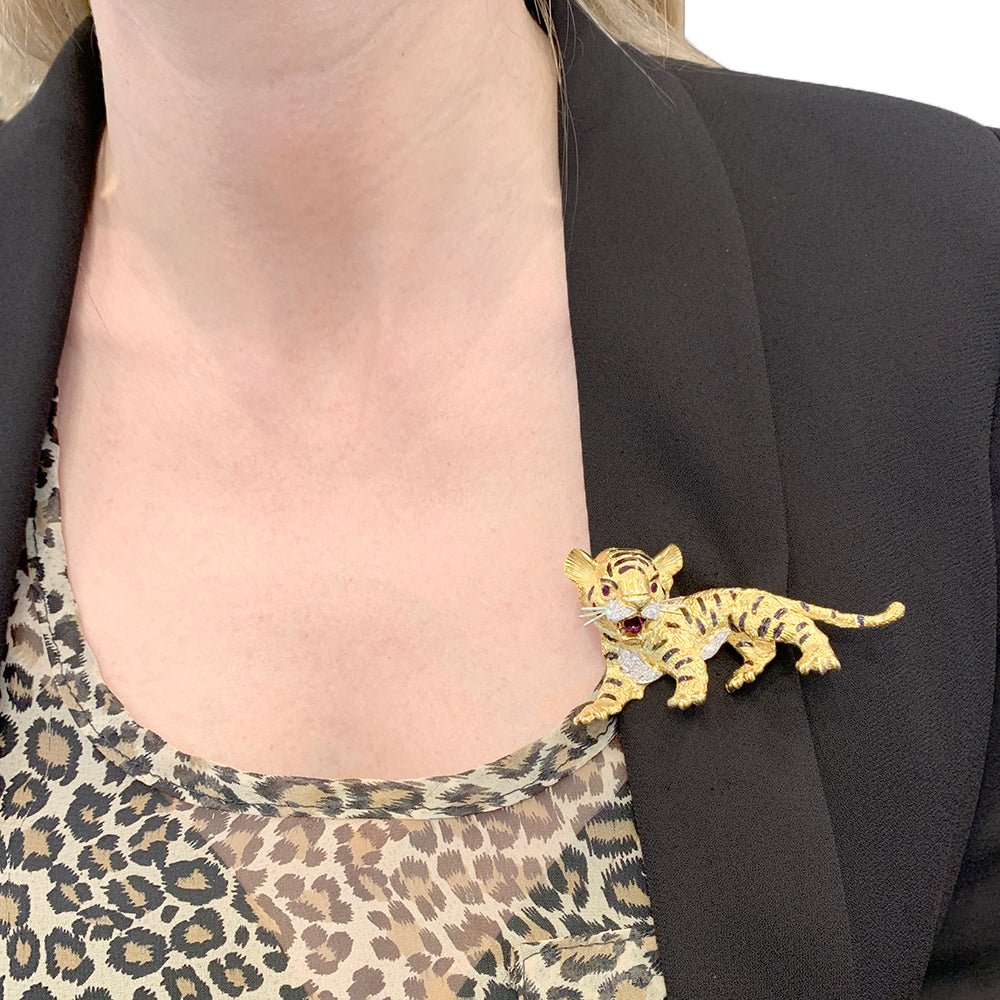 Broche Sanz, "Tigre", or jaune, diamants, rubis, émail. - Maison Eloe