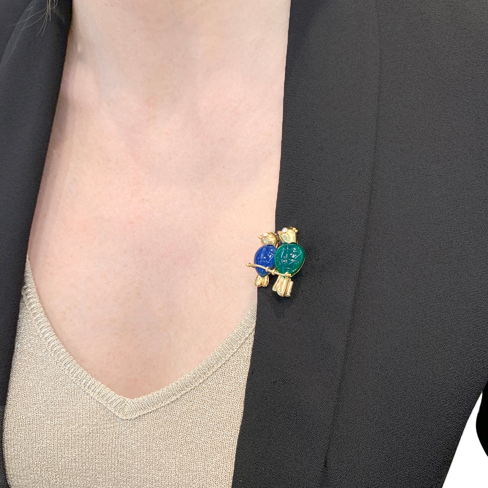 Broche Cartier "Inséparables" or jaune, diamants, pierres de couleur.