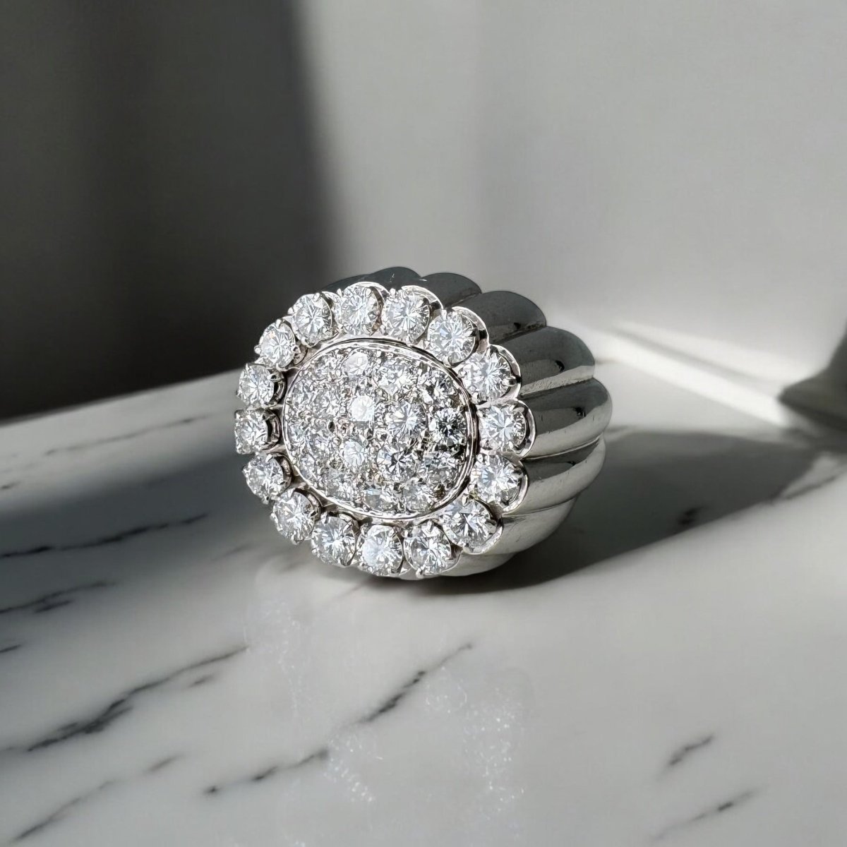 Bague Tartelette en platine pavée de diamants. - Maison Eloe