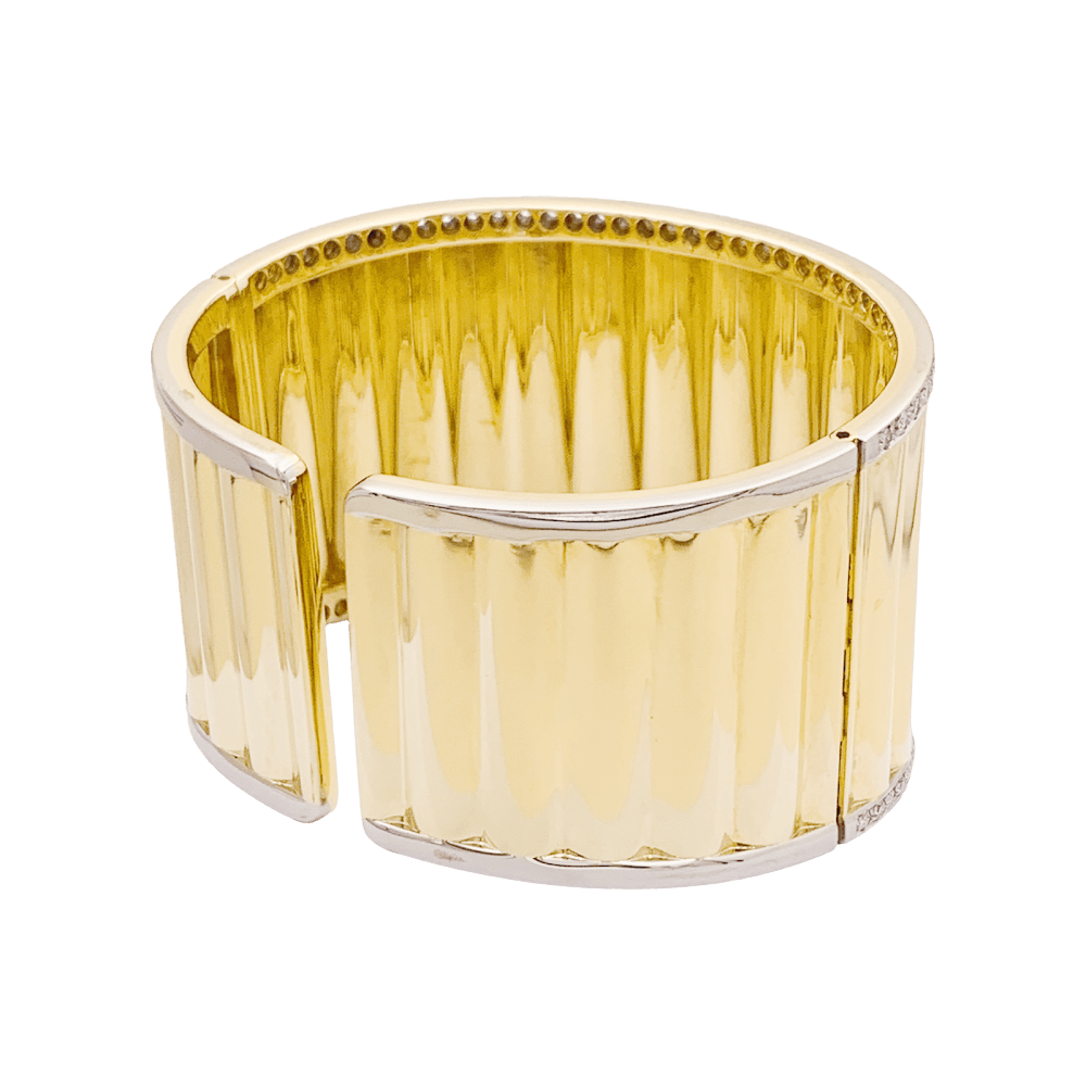 Bracelet manchette deux ors et diamants.