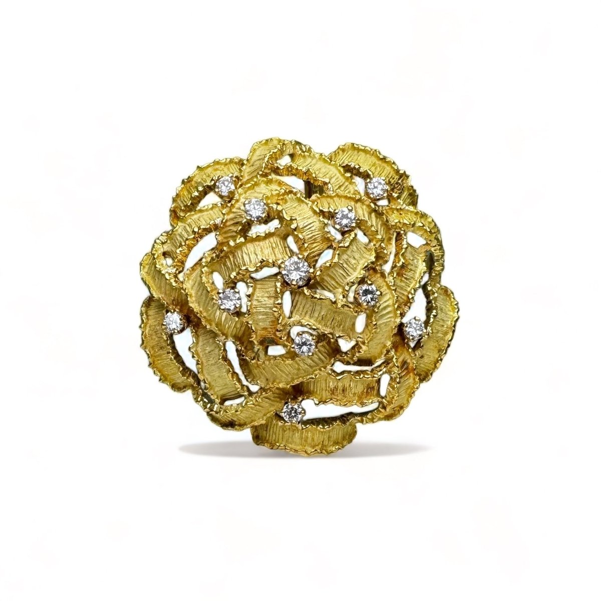 Broche vintage en or jaune texturé sertie de diamants. Vers 1960. - Maison Eloe