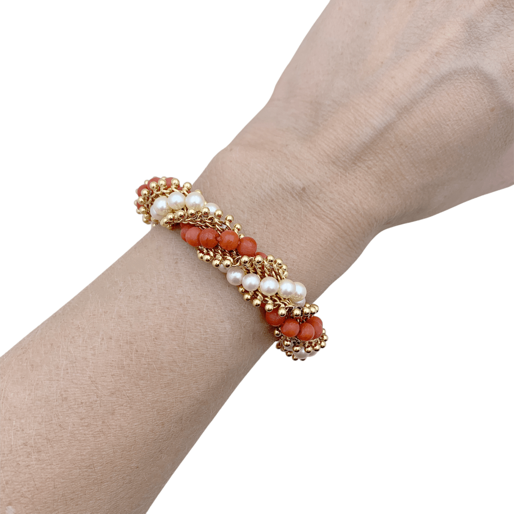 Bracelet Van Cleef & Arpels, "Twist", or jaune, corail, perles.